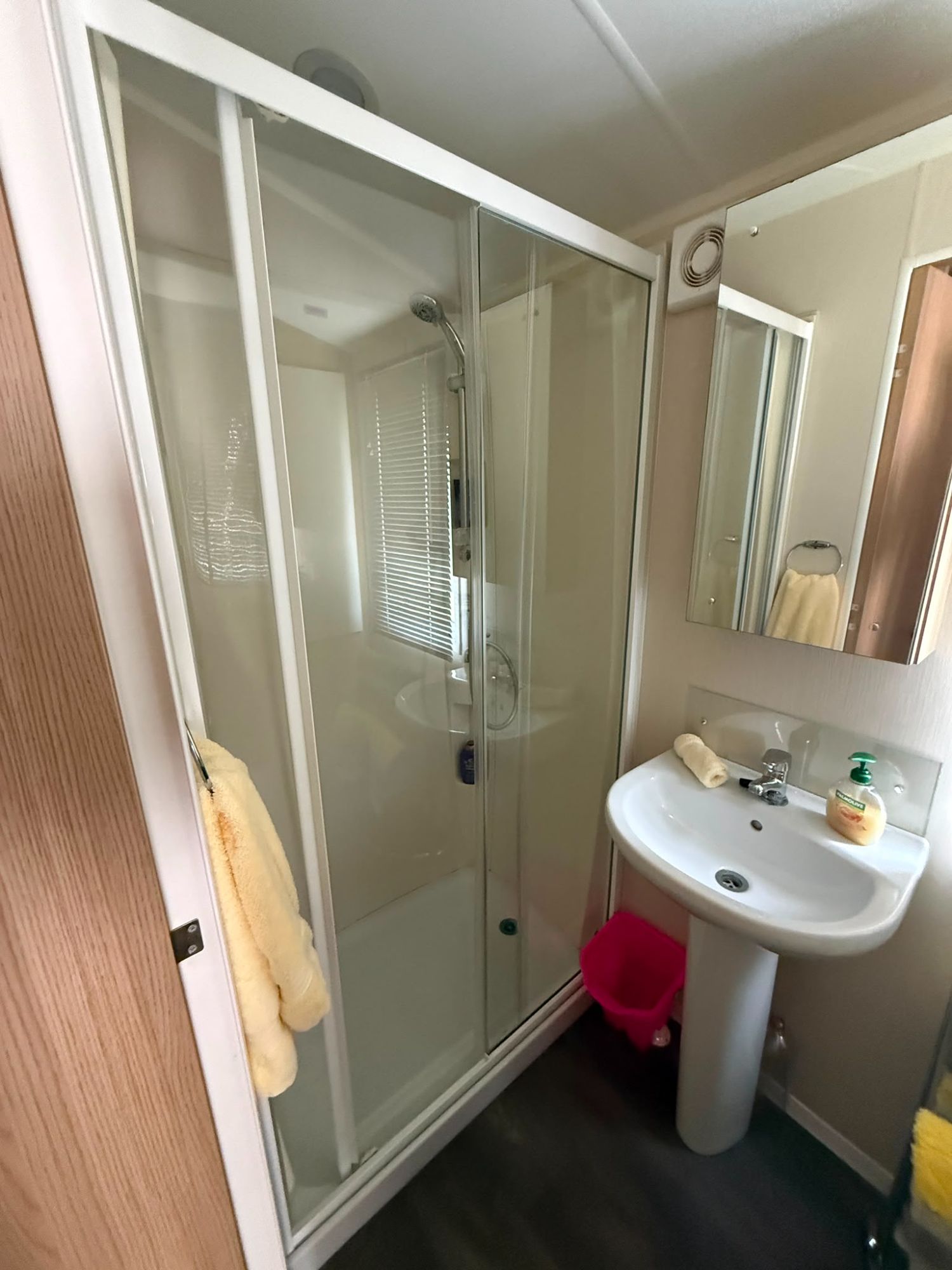 2015 Willerby Brockenhurst Bathroom 2