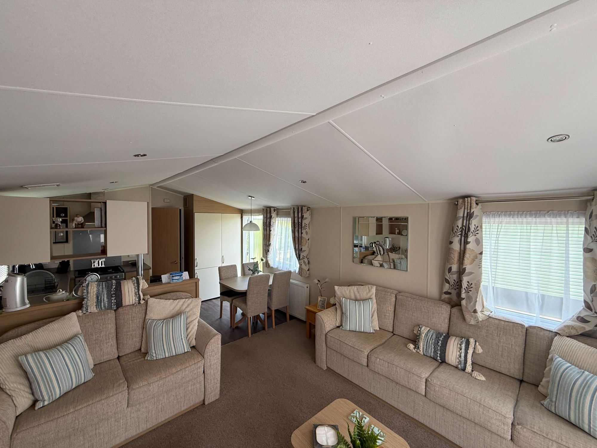 2015 Willerby Brockenhurst Lounge 1