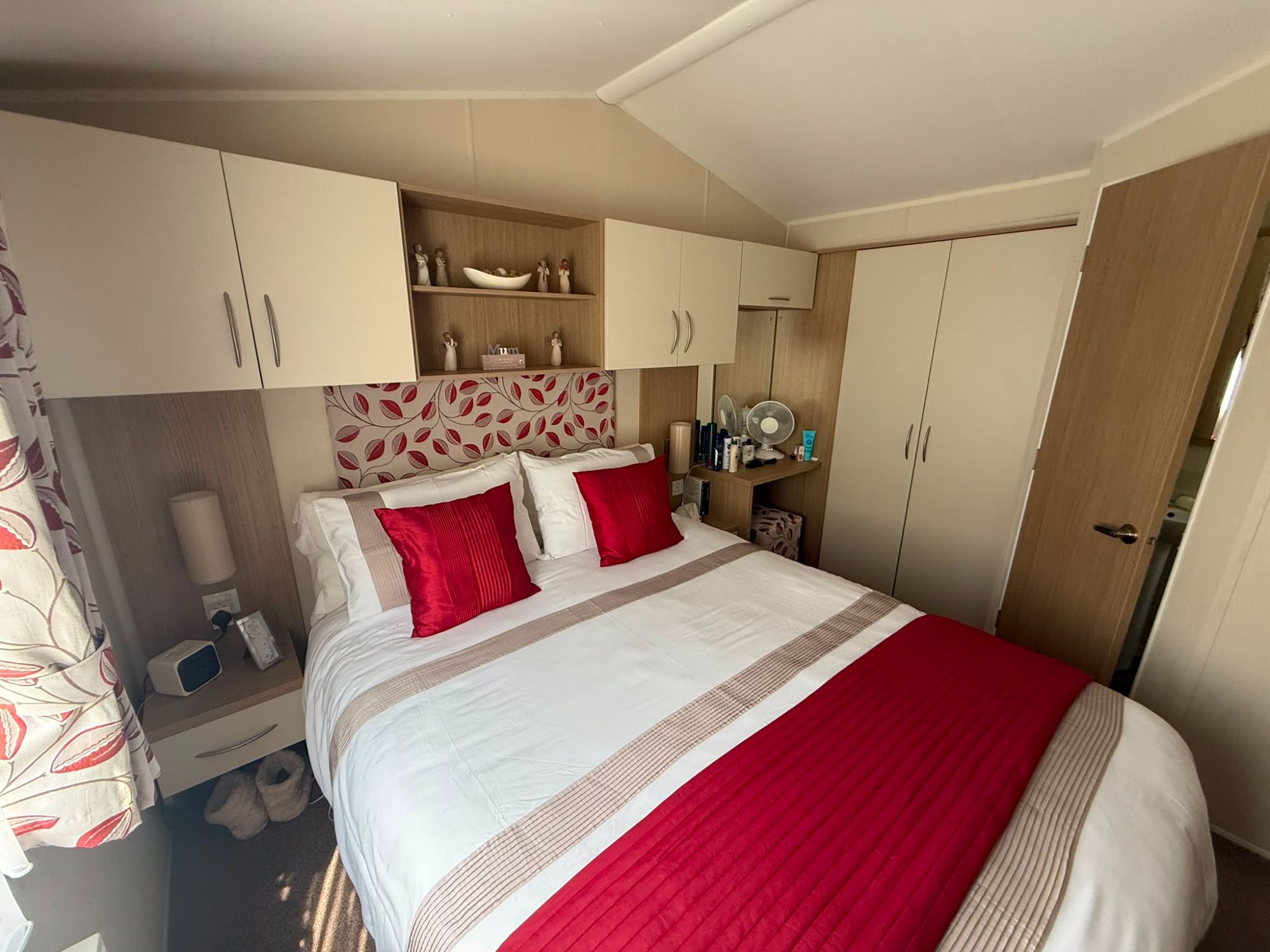 2015 Willerby Brockenhurst Main Bed 1