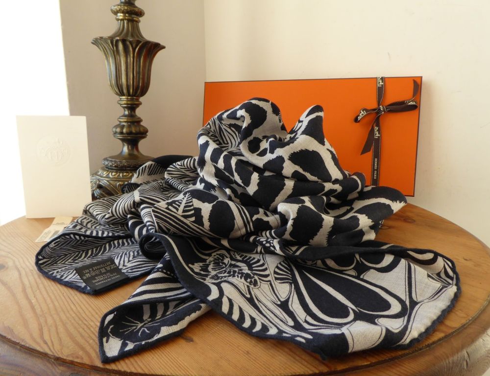 Hermés Silk Cashmere Chale Shawl Scarf 'Jaguar Quetzal' in Gris Chine, Bleu Noir & Gris - SOLD