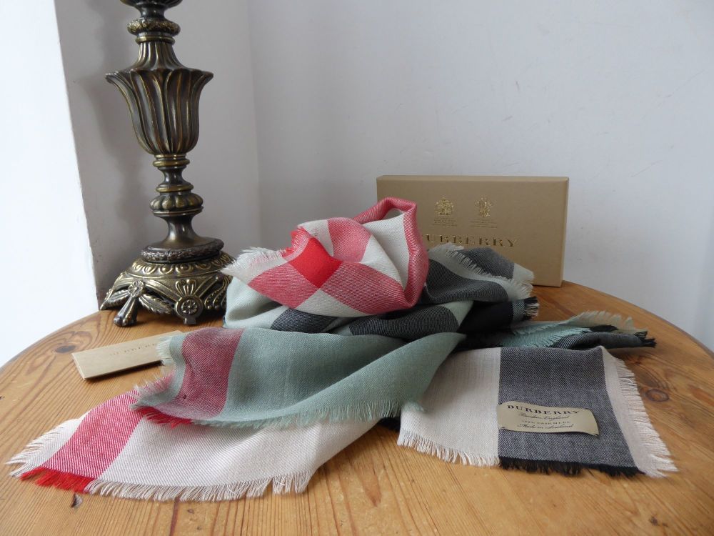 Burberry Mega Check Rectangular Scarf Wrap in 100% Cashmere - SOLD
