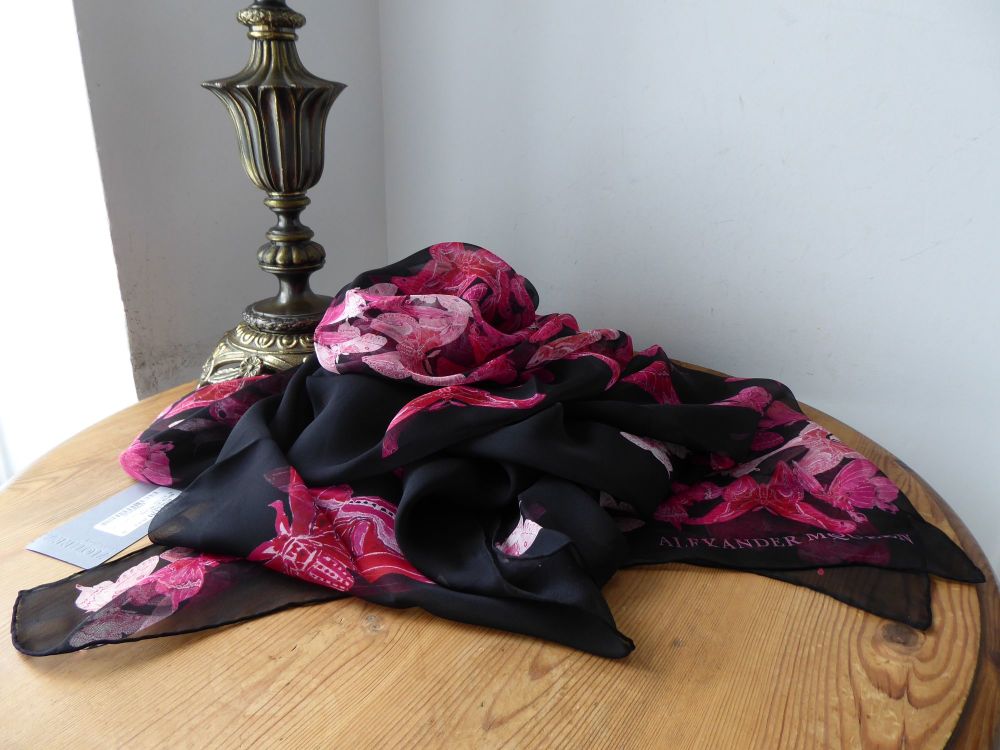 Alexander McQueen Butterfly Flutter Skull Scarf in Black and Pink Rosa 100%
