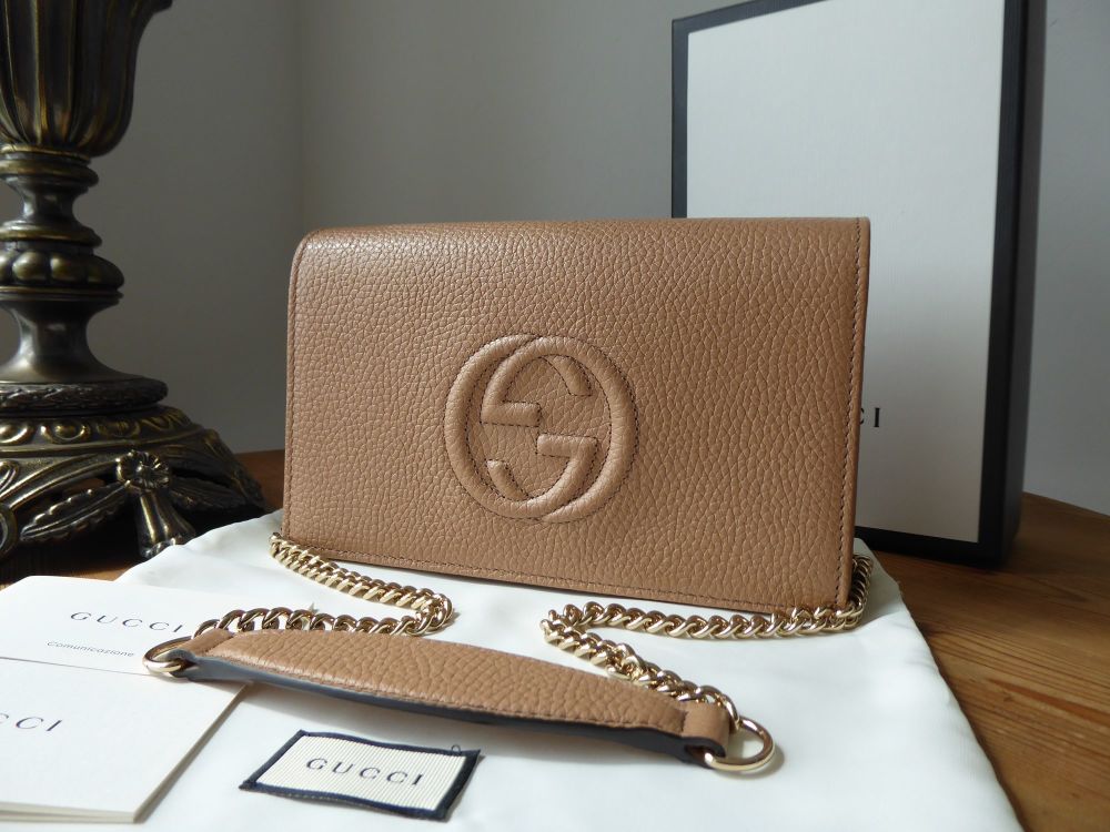 Gucci Soho Shoulder Clutch Wallet on Chain in Nude Beige Pebbled Calfskin -  SOLD