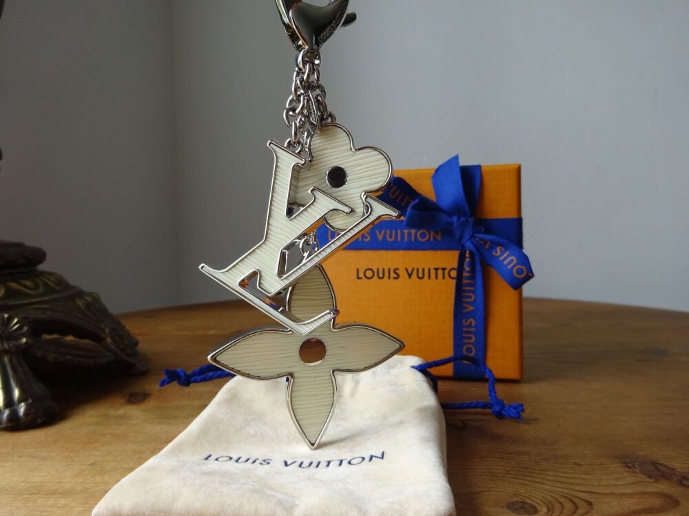 Louis Vuitton Fleur d'Epi Bag Charm Keyholder in Epi Blanc with Silver Hard