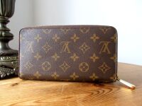 Louis Vuitton Zippy Organiser in Monogram