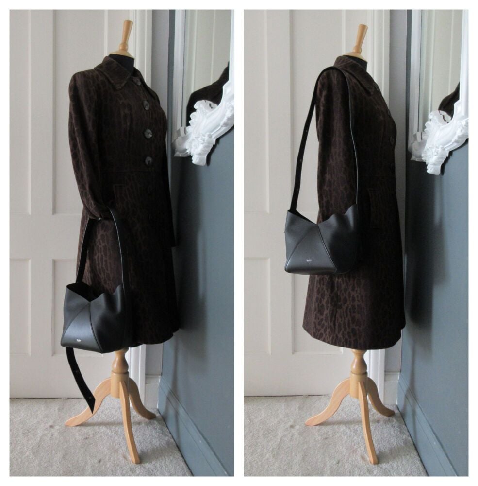 Max Mara Small Bucket Bag in Black Calfskin