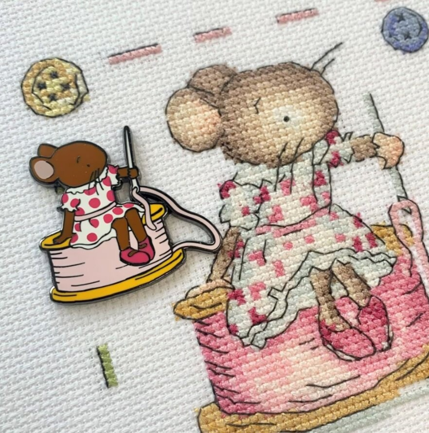 Sewing mice needle Minder - Bothy Threads