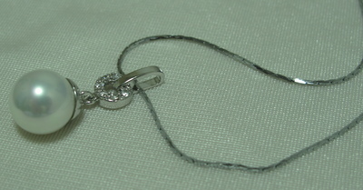 Costume Pearl Pendant Necklace