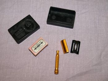 The Laurel, Vintage Ladies Miniature Safety Razor. (3)