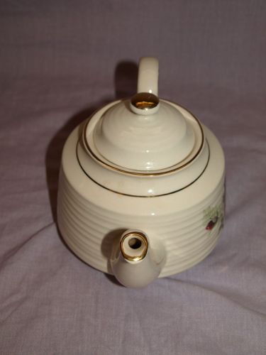 Vintage Sadler Ivory and Gold Teapot. (4)