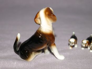 Vintage China Beagle and Four puppies. (4)