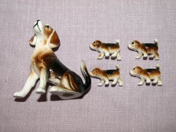 Vintage China Beagle and Four puppies. (6)
