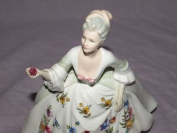Royal Doulton Figurine Diana HN2468. (5)