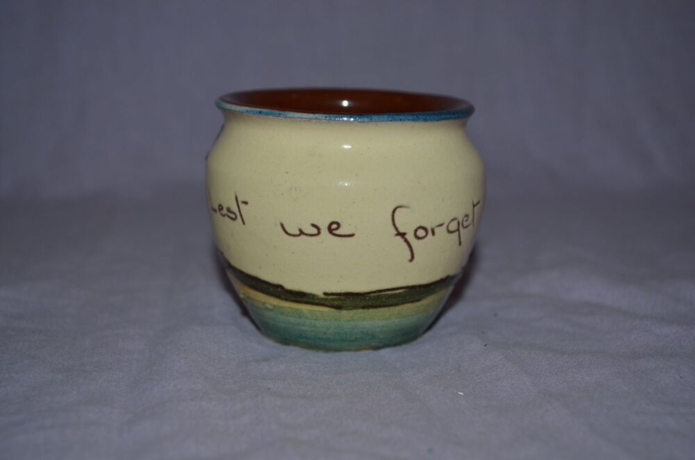 Motto Ware Pot ‘Lest We Forget’