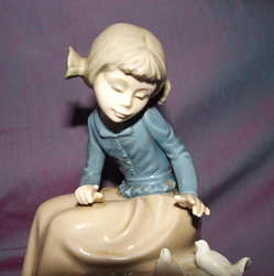 Nao Lladro Girl and Doves figure china figurine