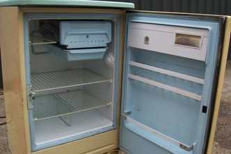 Vintage 1950s fridge (3)