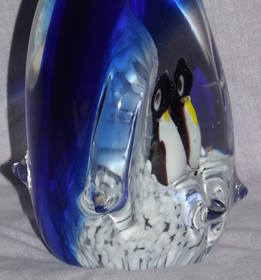 Penguin With Babies Glass Paperweight (3)