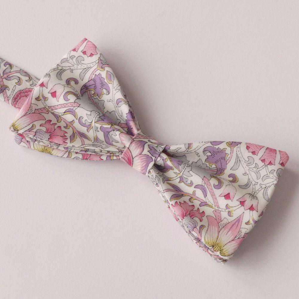 Classic Liberty print Lodden pink bow tie