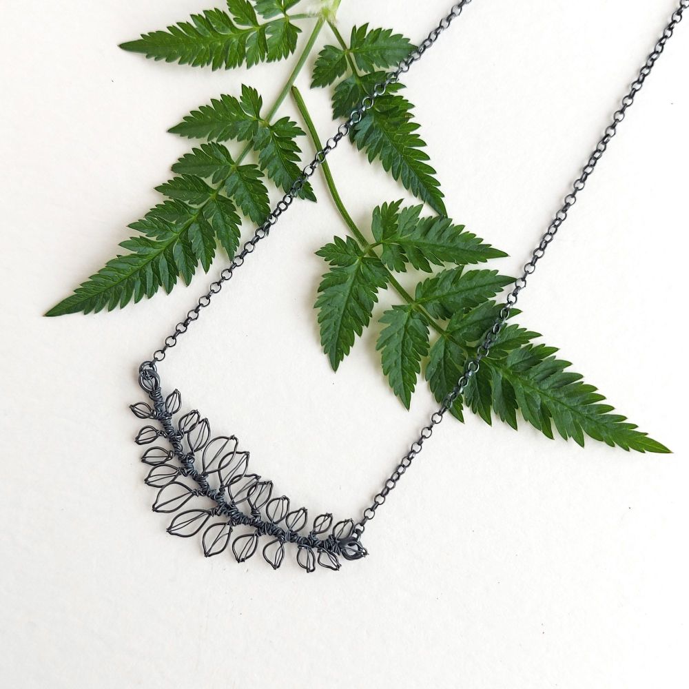 <!-- 004 -->Detailed Single Leaf Necklace