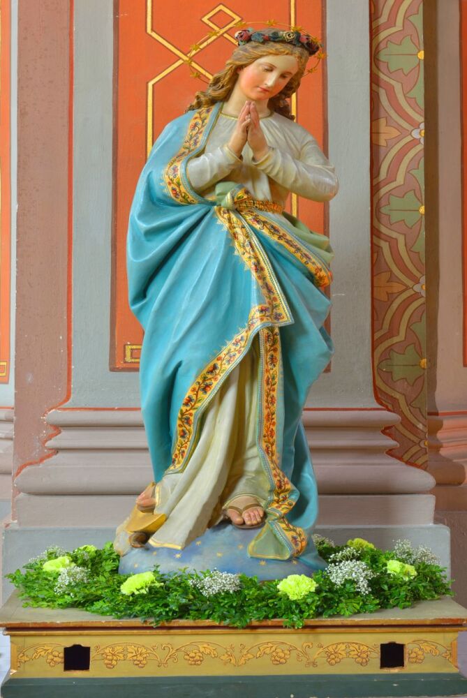 SIDE 18 - Virgin Mary Statue cond
