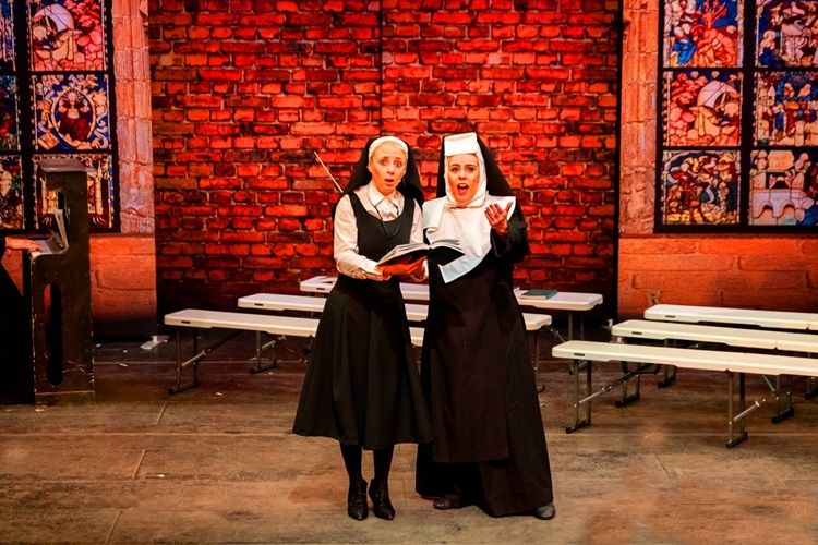 Sister Act - A1 STAGE - POP-UP FLATS 3.5m high - PHOTOS - 34