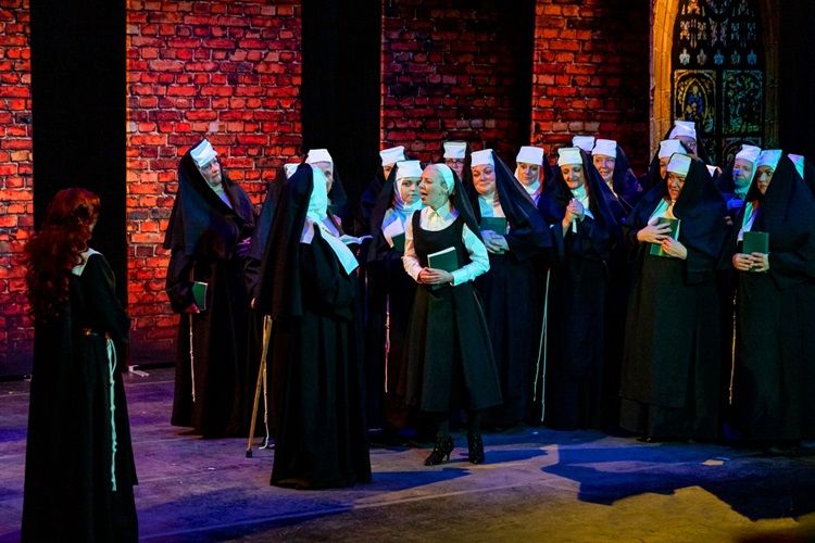 Sister Act - A1 STAGE - POP-UP FLATS 3.5m high - PHOTOS - 38