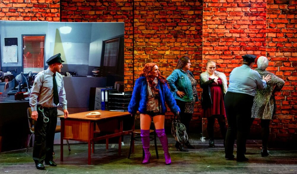 Sister Act - A1 STAGE - POP-UP FLATS 2.3m high - PHOTOS - 13