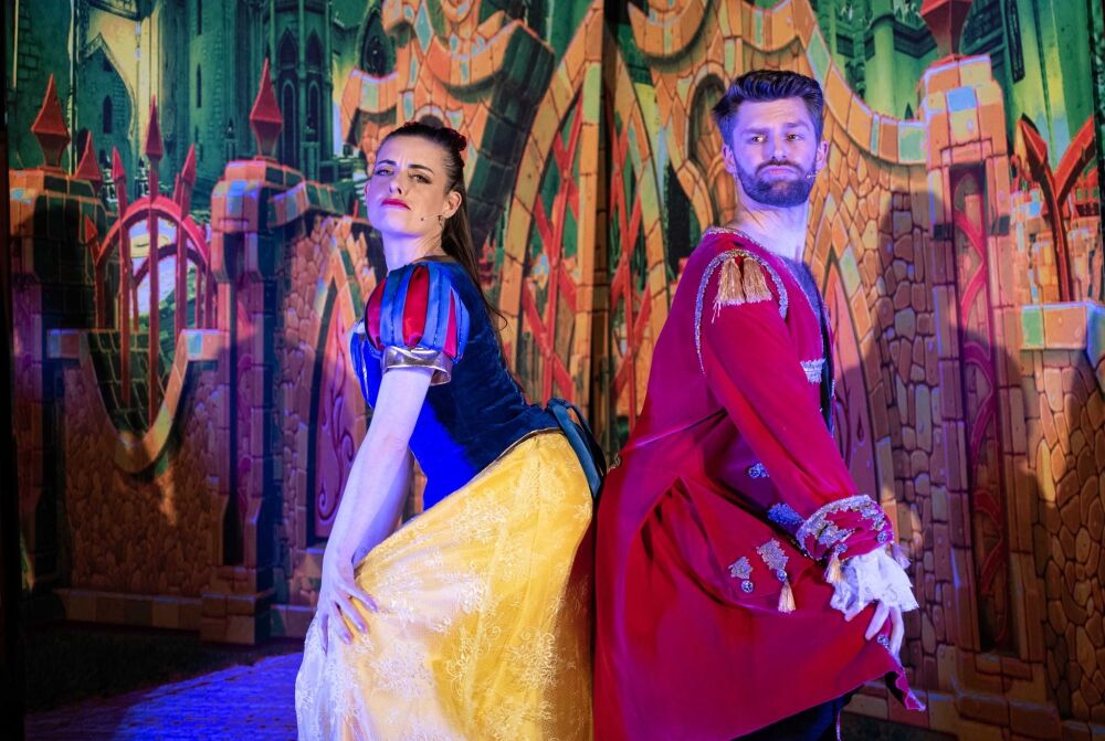 Snow White - A1 STAGE - POP-UP FLATS 2.3m high - PHOTOS - 02