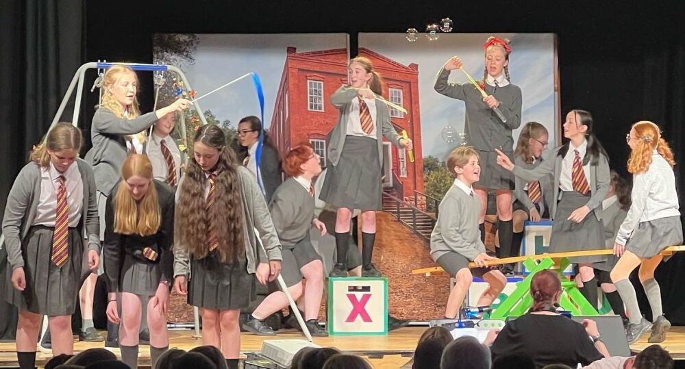 Matilda (b) - A1 STAGE - POP-UP FLATS 2.3m high - PHOTOS - 09