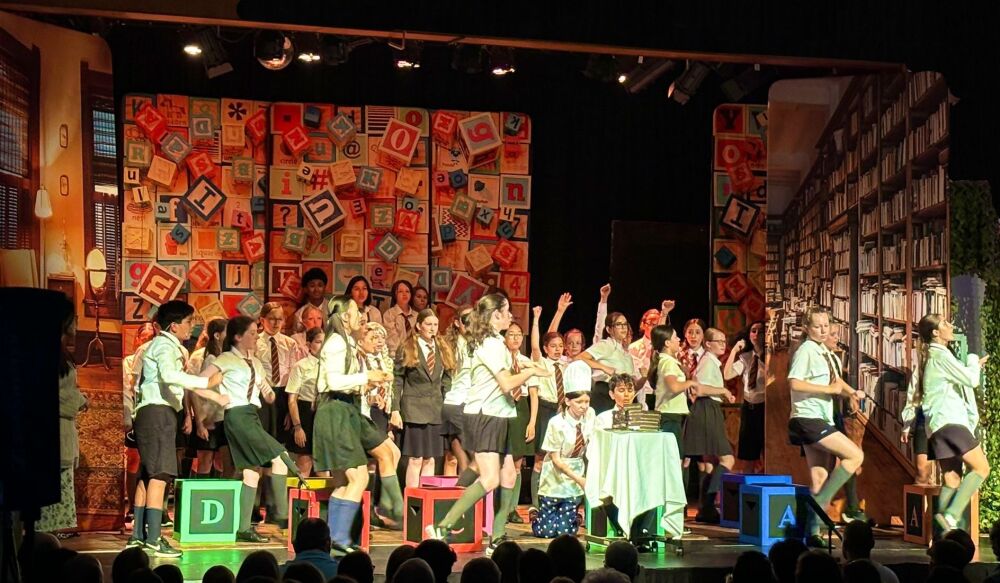 Matilda - A1 STAGE - POP-UP FLATS 3.5m high - PHOTOS - 01