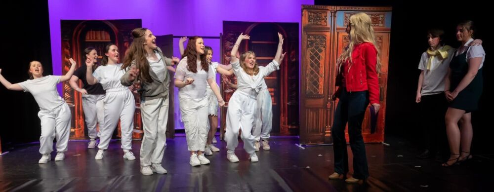 Legally Blonde - A1 STAGE - POP-UP FLATS 2.3m high - PHOTOS - 33