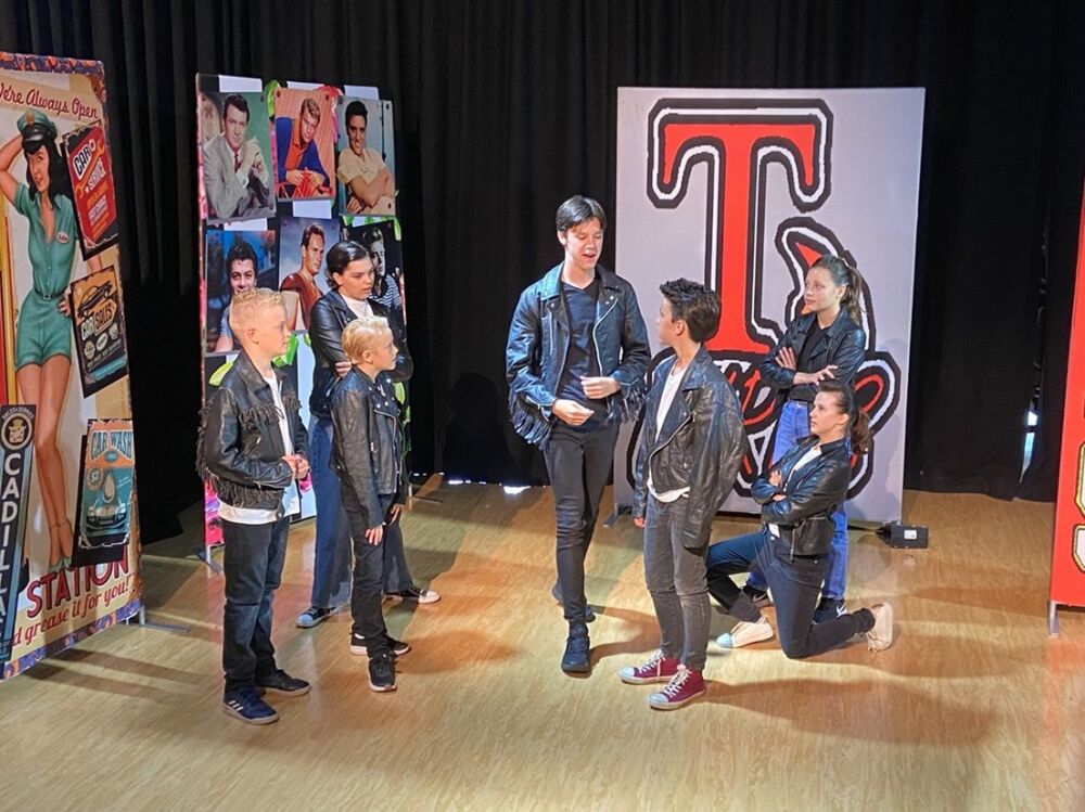 Grease (a)- A1 STAGE - POP-UP FLATS 2.3m high - PHOTOS - 04