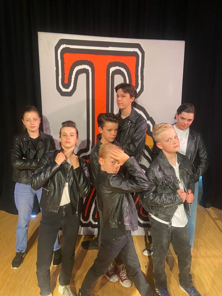 Grease (a)- A1 STAGE - POP-UP FLATS 2.3m high - PHOTOS - 07