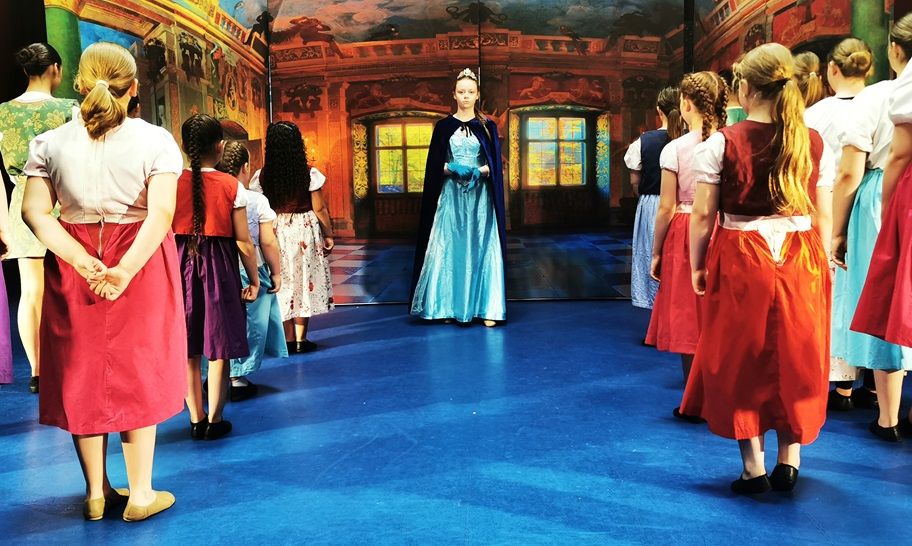 Frozen - A1 STAGE - POP-UP FLATS 2.3m high - PHOTOS - 04