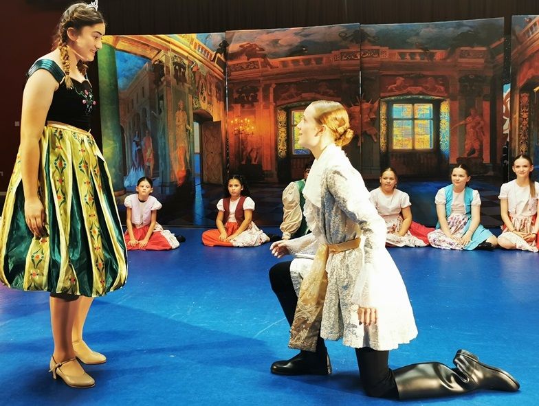 Frozen - A1 STAGE - POP-UP FLATS 2.3m high - PHOTOS - 05
