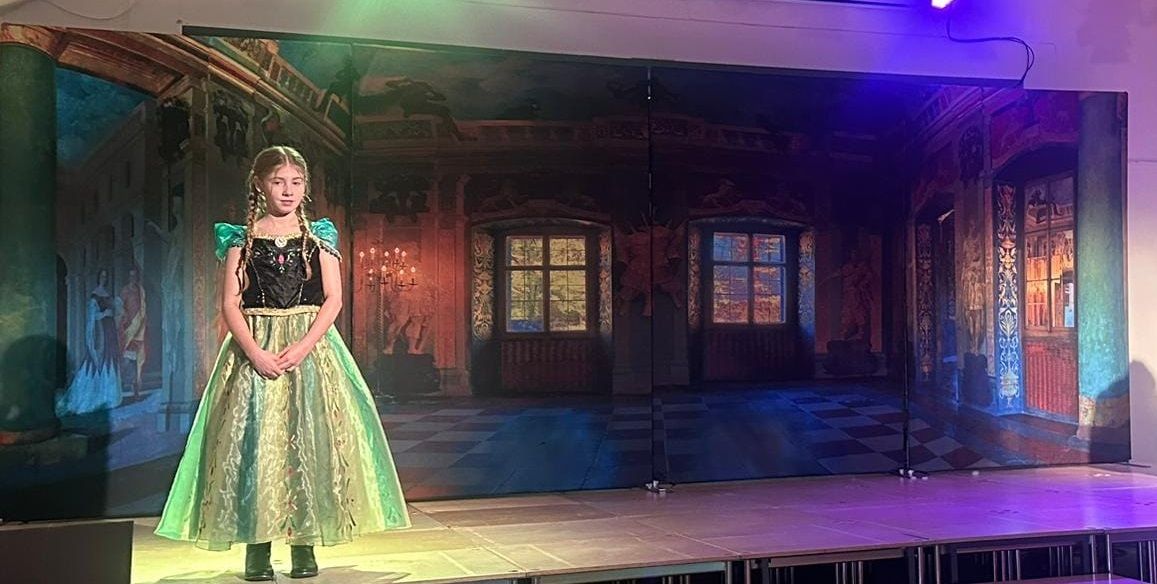 Frozen - A1 STAGE - POP-UP FLATS 2.3m high - PHOTOS - 24