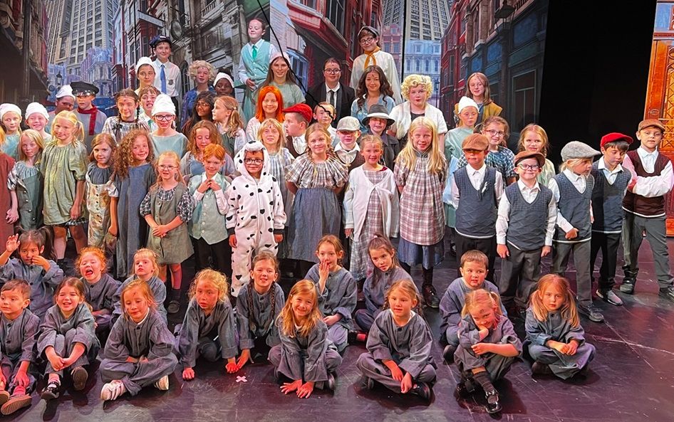 Annie - A1 STAGE - POP-UP FLATS 2.3m high - PHOTOS - 02