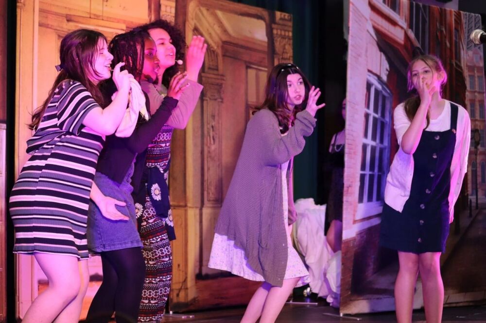Annie - A1 STAGE - POP-UP FLATS 2.3m high - PHOTOS - 10