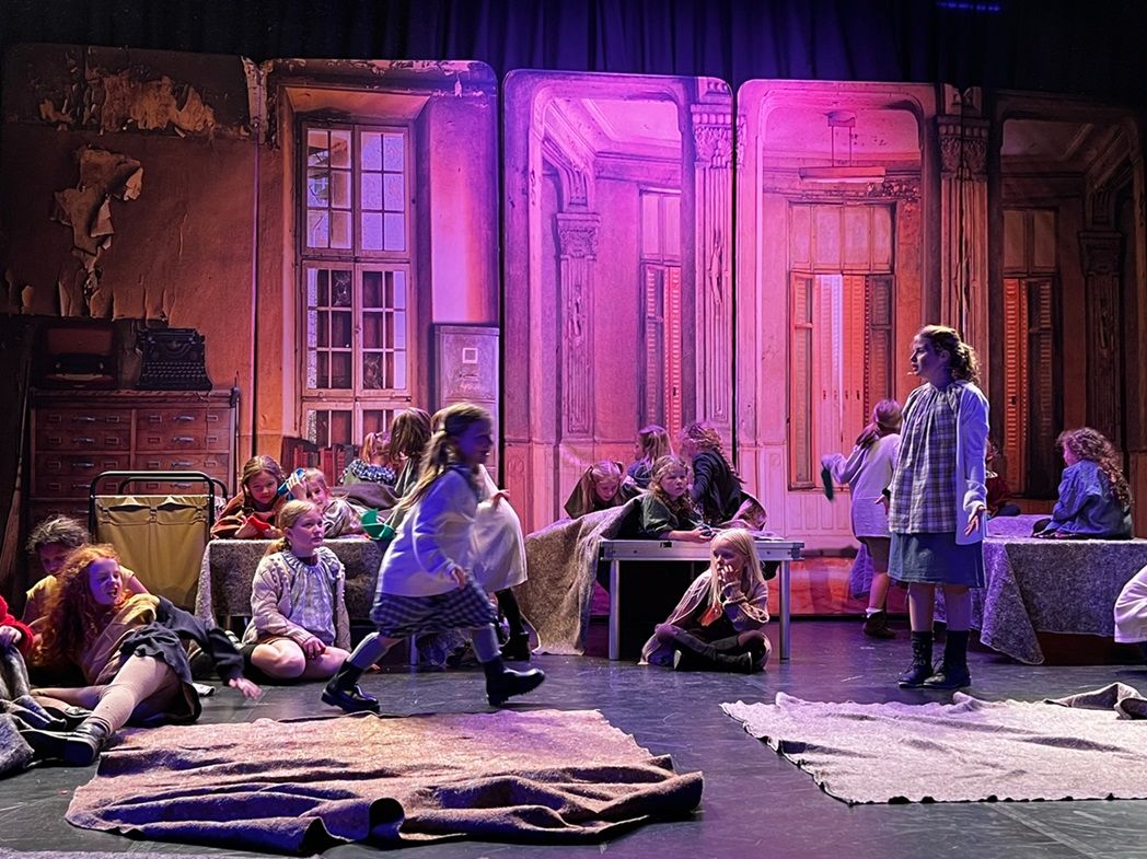 Annie - A1 STAGE - POP-UP FLATS 3.5m high - PHOTOS - 11
