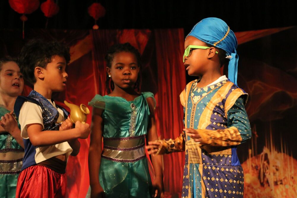 Aladdin (b) - A1 STAGE - POP-UP FLATS 2.3m high - PHOTOS - 01