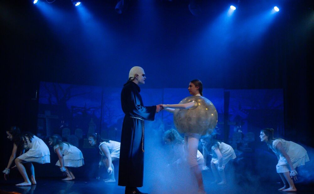 Addams Family - A1 STAGE - POP-UP FLATS 2.3m high - PHOTOS - 07