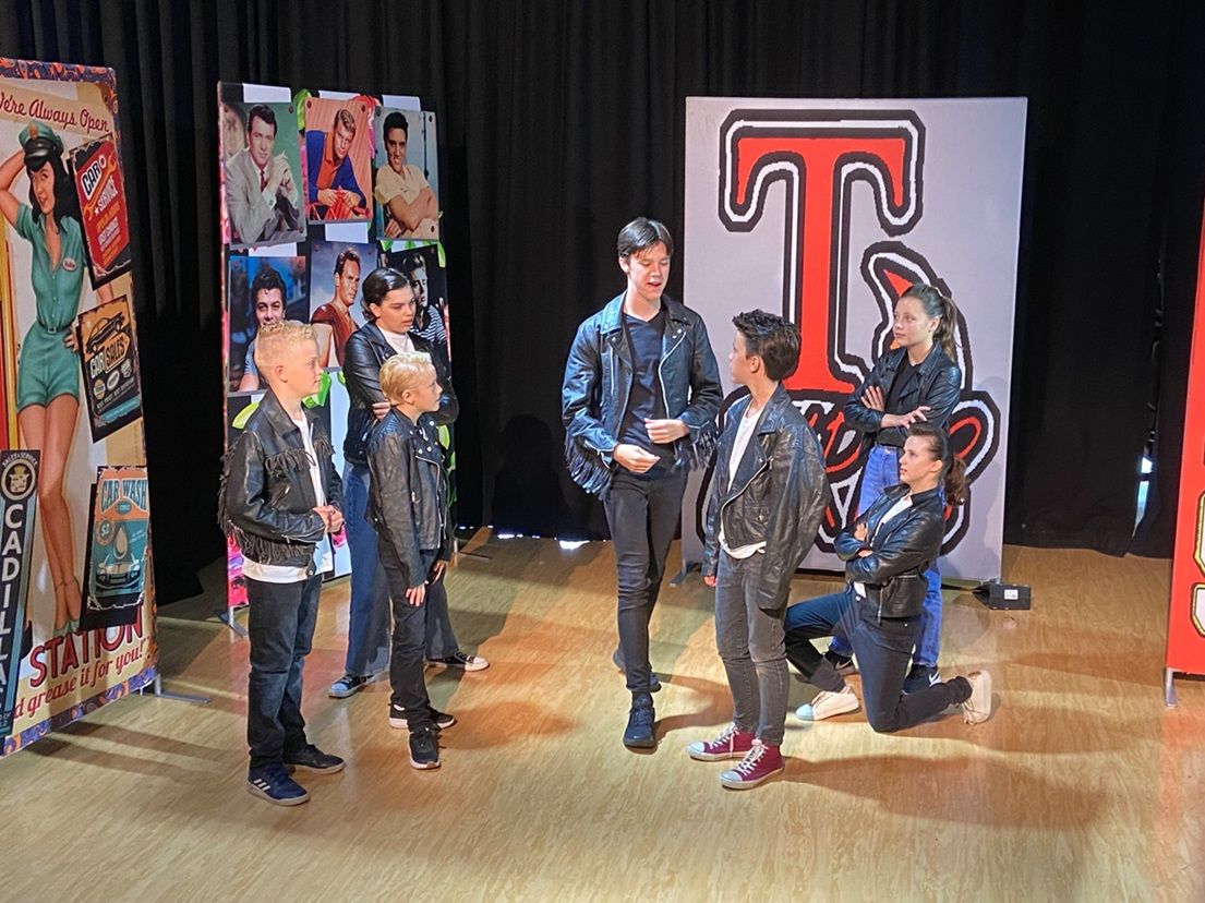 Grease (b)- A1 STAGE - POP-UP FLATS 2.3m high - PHOTOS - 04
