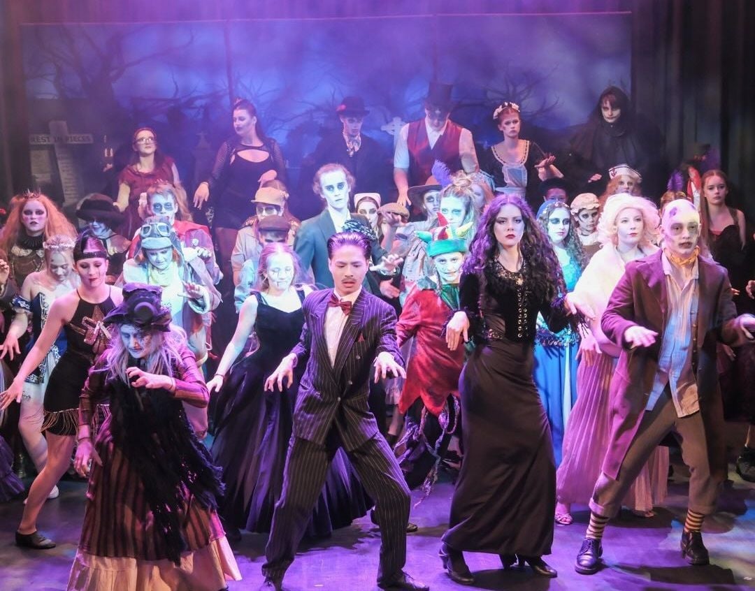 Addams Family - A1 STAGE - POP-UP FLATS 2.3m high - PHOTOS - 47