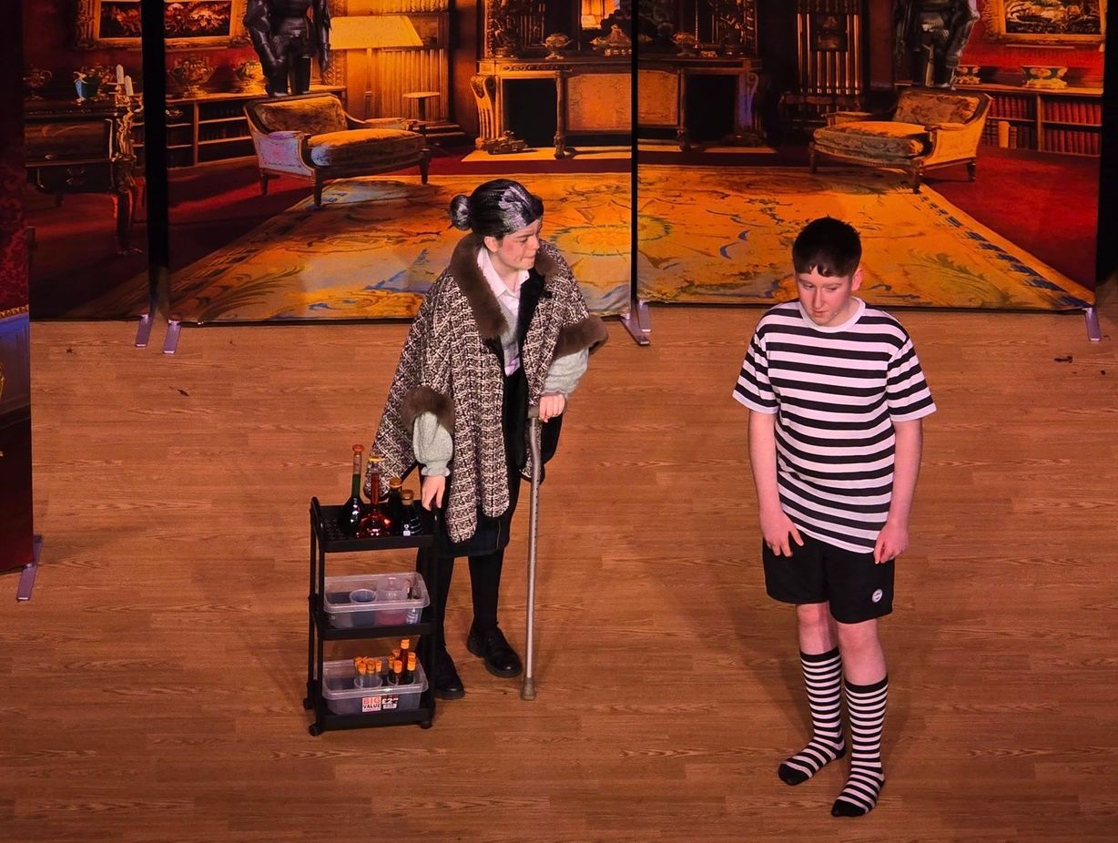 Addams Family - A1 STAGE - POP-UP FLATS 2.3m high - PHOTOS - 52