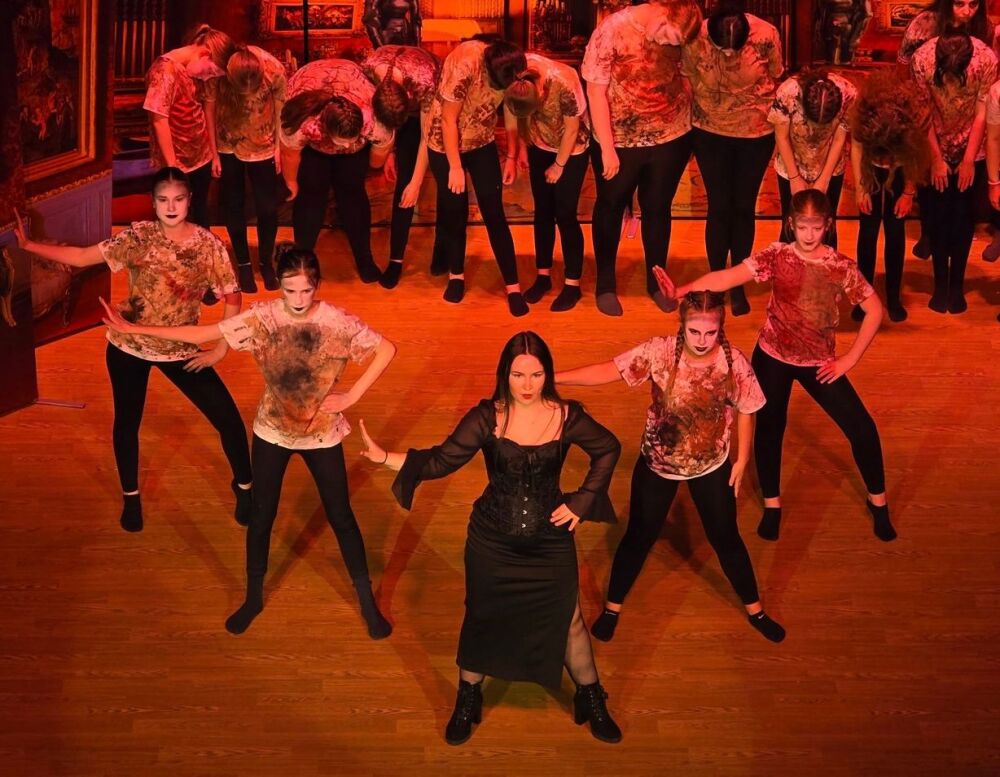 Addams Family - A1 STAGE - POP-UP FLATS 2.3m high - PHOTOS - 55