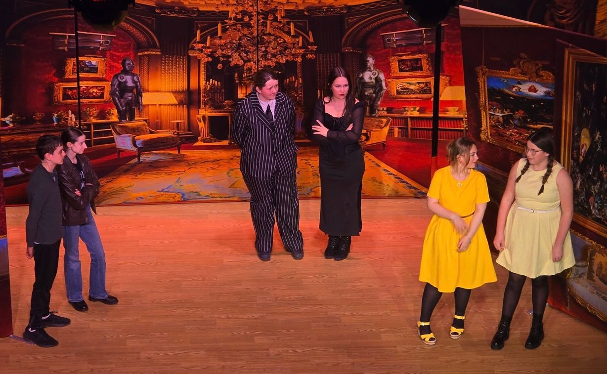 Addams Family - A1 STAGE - POP-UP FLATS 2.3m high - PHOTOS - 56