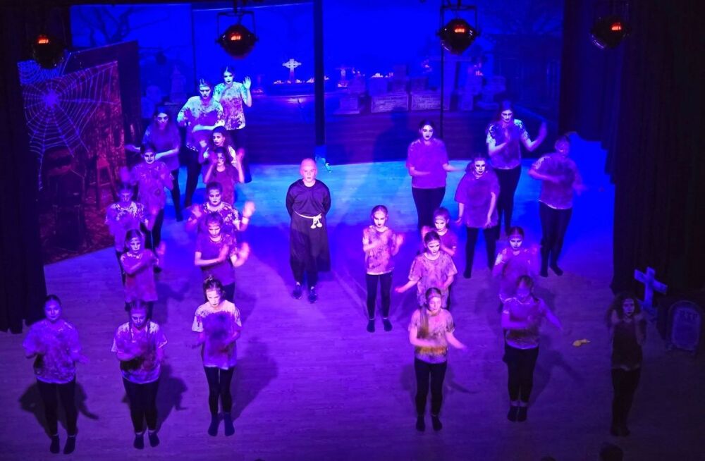 Addams Family - A1 STAGE - POP-UP FLATS 2.3m high - PHOTOS - 57