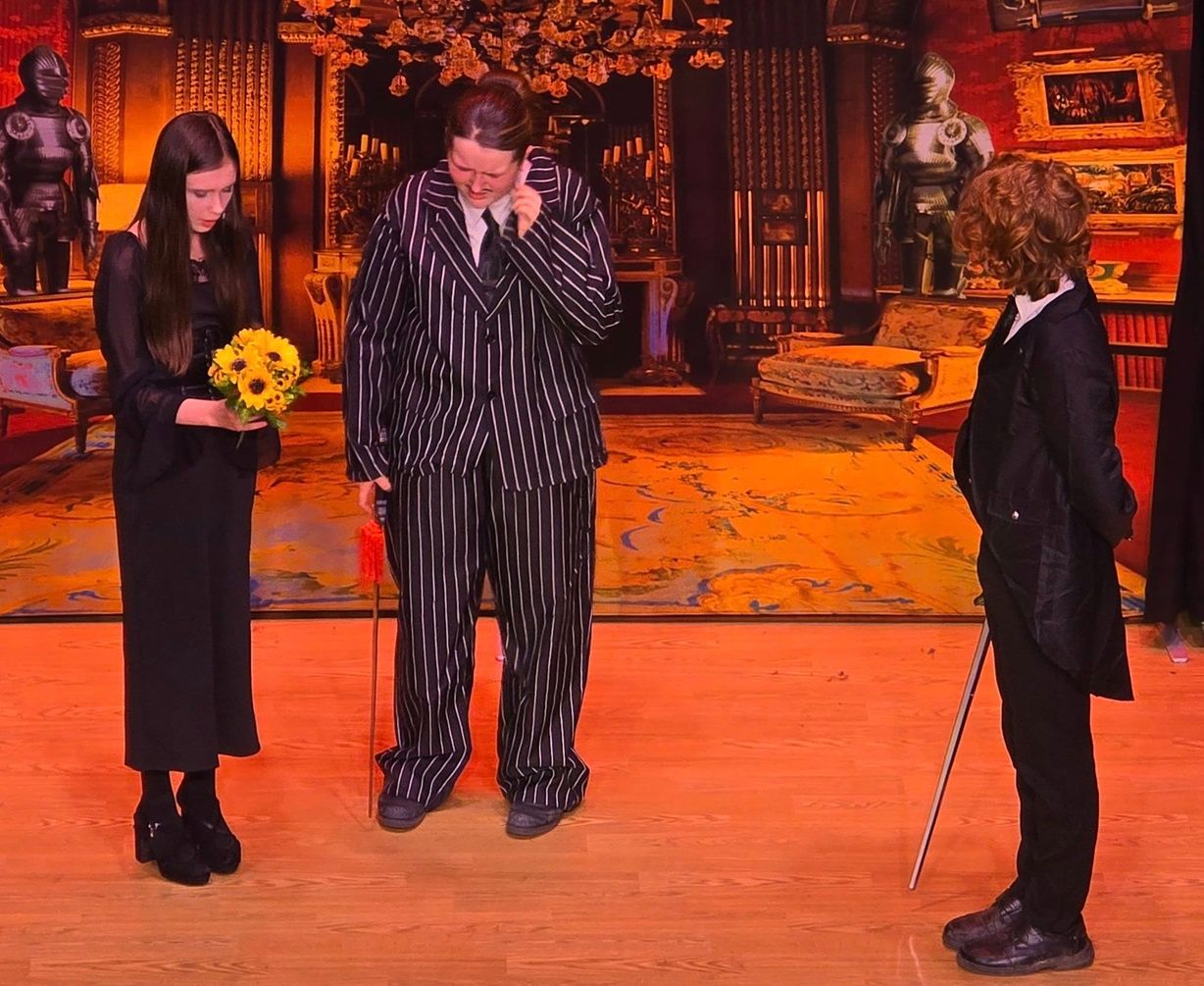 Addams Family - A1 STAGE - POP-UP FLATS 2.3m high - PHOTOS - 59