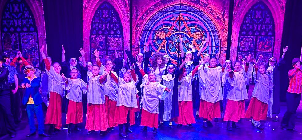 Sister Act - A1 STAGE - POP-UP FLATS 3.5m high - PHOTOS - 51