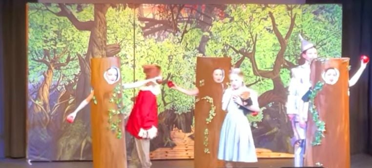 Wizard of Oz (a) - A1 STAGE - POP-UP FLATS 2.3m high - PHOTOS - 27